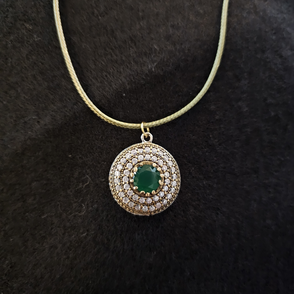 Elegant Emerald and Gold Pendant Necklace